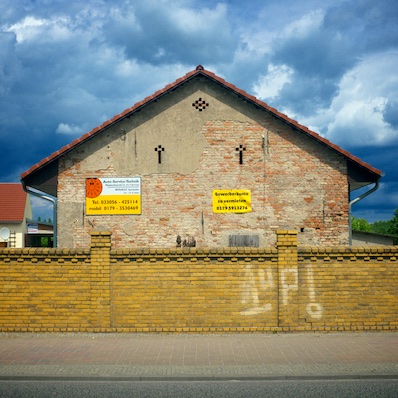 Haus mit Mauer, Schildow